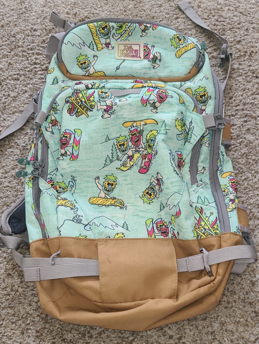 Dakine Heli Pro 20 L Pray4Snow Graphic Snowboarding Backpack with Tan Base